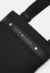Tommy Hilfiger TH CENTRAL RPREVE MINI CROSSOVER Across body bag black TH CENTRAL RPREVE MINI CROSSOVER Сумка через плечо черный