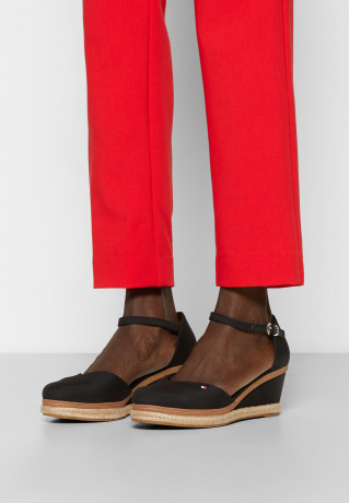 Tommy Hilfiger BASIC CLOSED TOE MID WEDGE Wedges black БАЗОВЫЙ ЗАКРЫТЫЙ НОСОК СРЕДНЯЯ СТАТЬЯ Танкетка черный