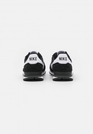 Nike Sportswear INTERNATIONALIST Sneaker low black/white/dark smoke grey INTERNATIONALIST Низкие кроссовки женские черный/белый/темно-серый дым