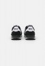 Nike Sportswear INTERNATIONALIST Sneaker low black/white/dark smoke grey INTERNATIONALIST Низкие кроссовки женские черный/белый/темно-серый дым