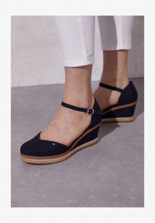 Tommy Hilfiger BASIC CLOSED TOE MID WEDGE Wedges desert sky БАЗОВЫЙ ЗАКРЫТЫЙ НОСОК СРЕДНЯЯ СТАТЬЯ Танкетка небо пустыни