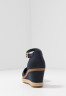 Tommy Hilfiger BASIC CLOSED TOE MID WEDGE Wedges desert sky БАЗОВЫЙ ЗАКРЫТЫЙ НОСОК СРЕДНЯЯ СТАТЬЯ Танкетка небо пустыни