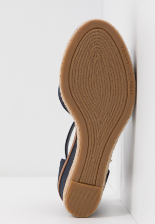 Tommy Hilfiger BASIC CLOSED TOE MID WEDGE Wedges desert sky БАЗОВЫЙ ЗАКРЫТЫЙ НОСОК СРЕДНЯЯ СТАТЬЯ Танкетка небо пустыни