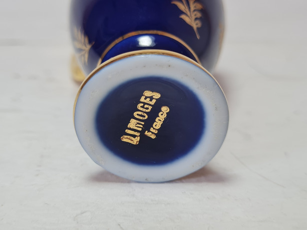 Ваза винтажная Limoges France, темно-синий фарфор с золотым декором "Влюбленная пара", 9,5 x 6,5 см, Франция, 1960-70гг.