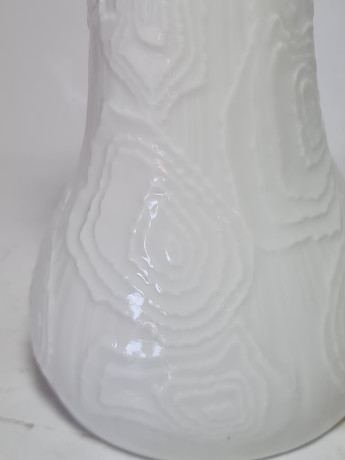 Ваза винтажная AK Kaiser, белая с объемным декором, фарфор, 13 см, Германия, 1970-80гг.