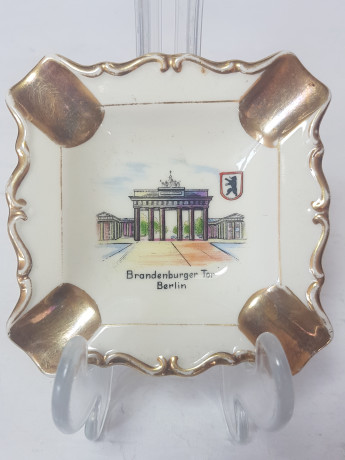 Пепельница винтажная Kronach Bavaria, фарфор с изображением Браунденбургских ворот в Берлине, 8,5 x 8,5 x 2 см, Германия, 1960-70гг.