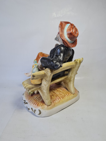 Статуэтка винтажная Capodimonte "Старик на скамейке", фарфор, 27 x 19 см, Италия, 1960-70гг.
