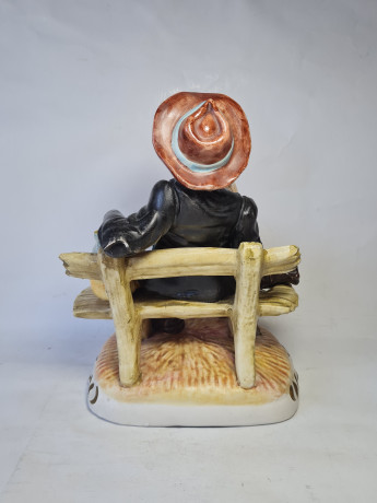 Статуэтка винтажная Capodimonte "Старик на скамейке", фарфор, 27 x 19 см, Италия, 1960-70гг.