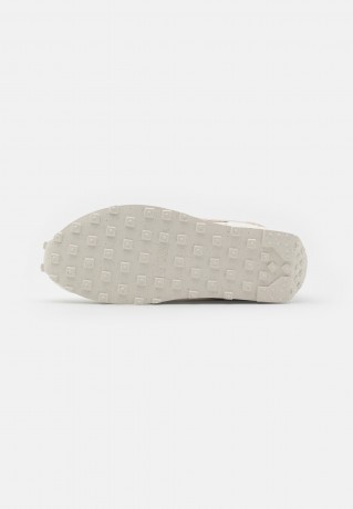Nike Sportswear DAYBREAK Sneaker low sail/particle beige/white DAYBREAK Низкие кроссовки женские парус/частица бежевый/белый